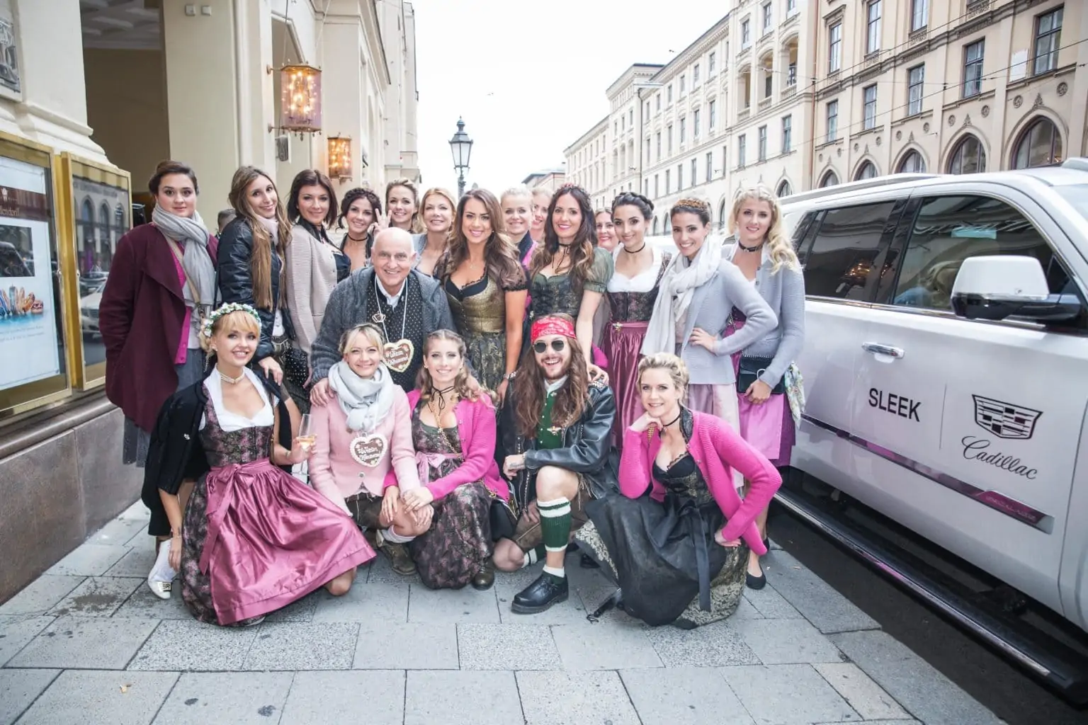 Cathys und Angermaiers Wiesn-Bummel_Gruppenfoto_JC6A9990