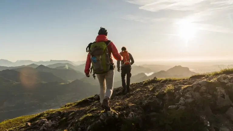 Zwei Personen Wandern einen Bergkamm entlang