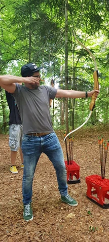 Frank beim Bogenschießen