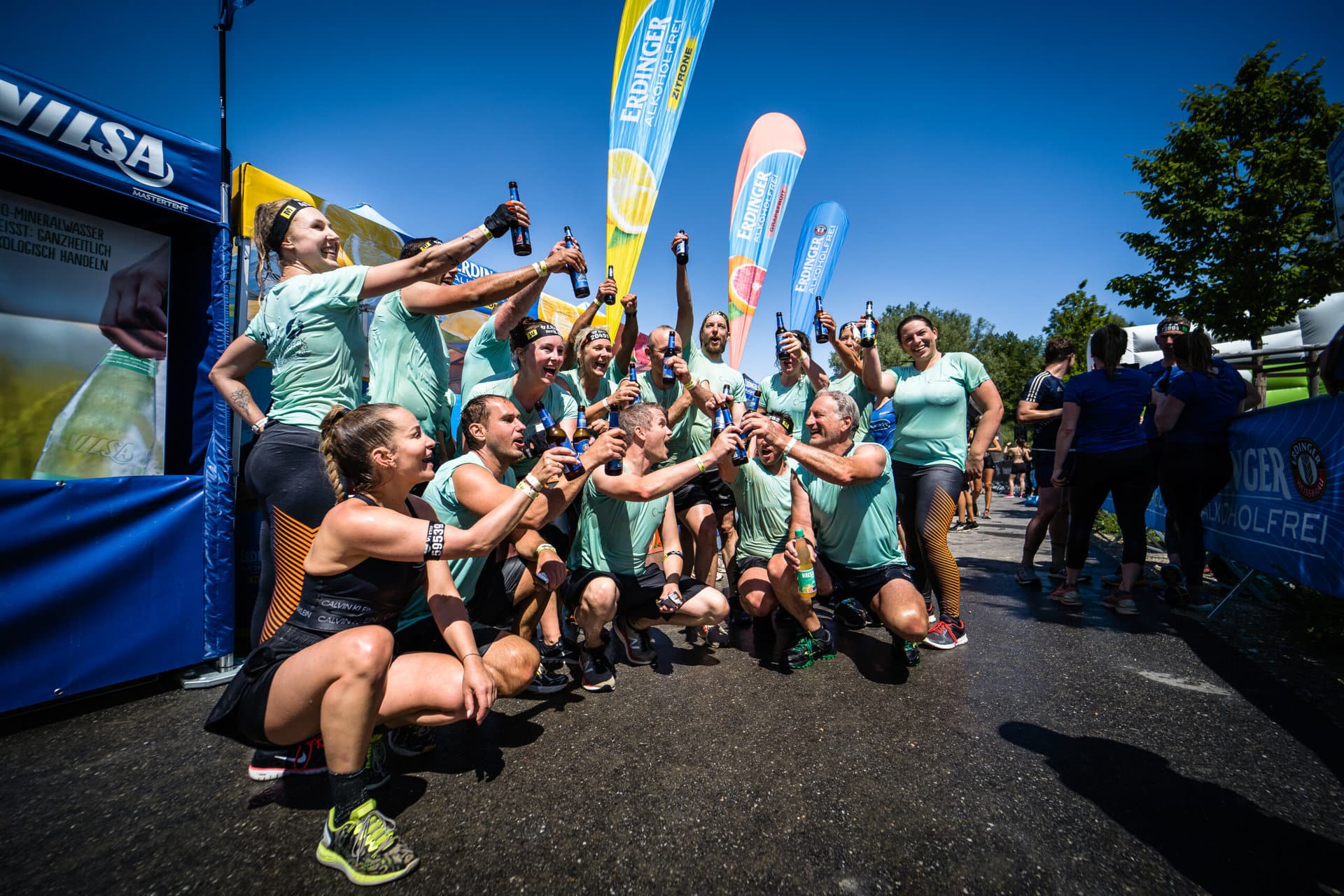 Anstoßen mit ausgegebenen Bier von Promoter auf Sport Event